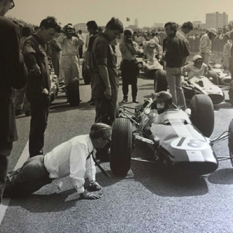 GP de Syracuse 1964 : Colin entretient sa forme en attendant le départ sous l'oeil amusé des ùécaniciens et de Jimmy sur la Lotus 33...